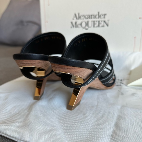 Alexander McQUEEN slip-on sandals, leather, 2’ heel, like new, black, US 7.5 - Picture 6 of 10